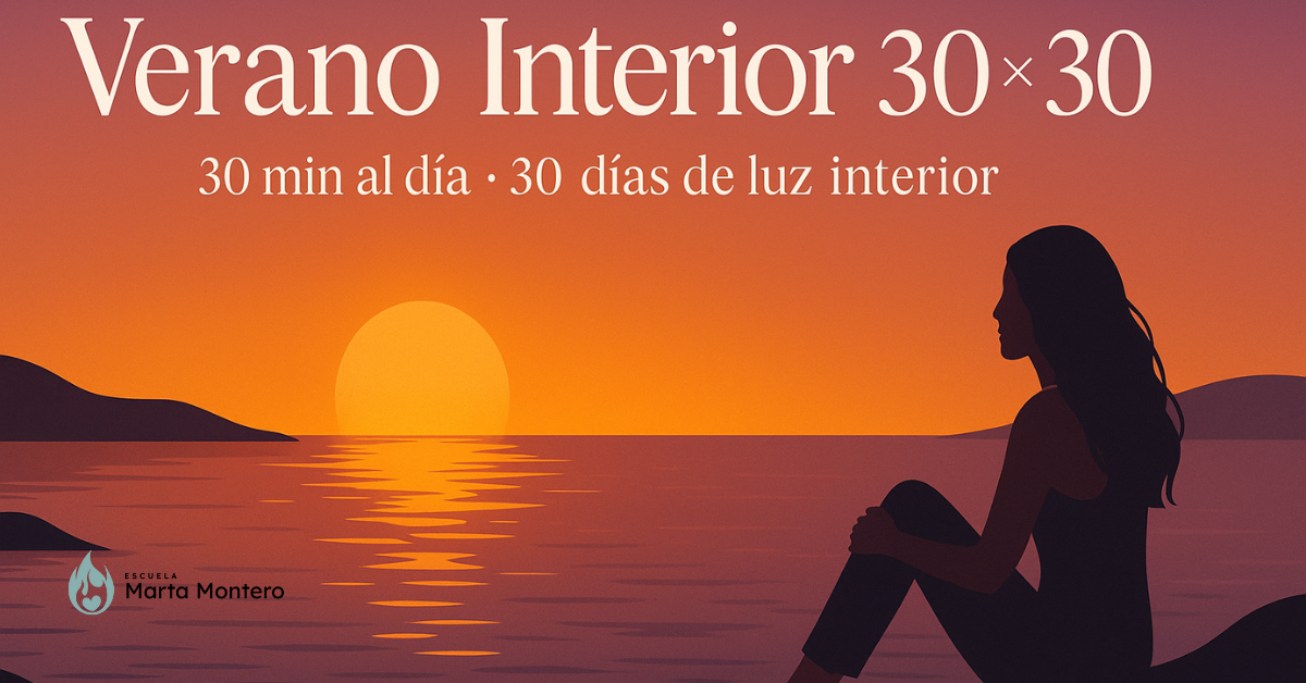 atardecer dorado sobre el mar, silueta meditativa y texto “30 min al día · 30 días de luz interior”.